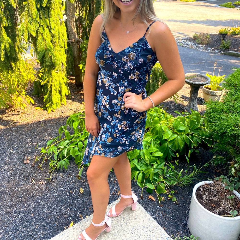 Only worn once to a wedding. Amazing dress and very comfy!